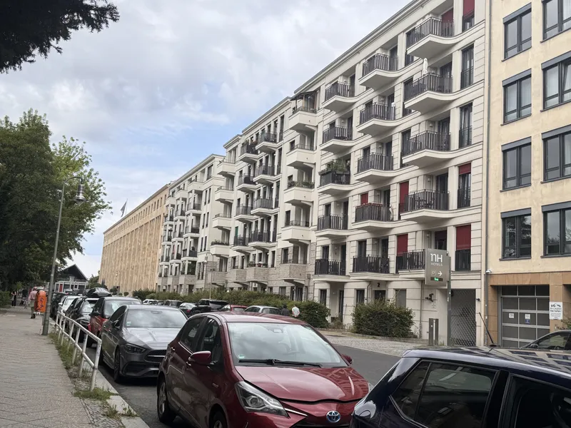 Hochwertige 3-Zimmer-Wohnung mit 2 Balkonen und Einbauküche in Kreuzberg — photo 1